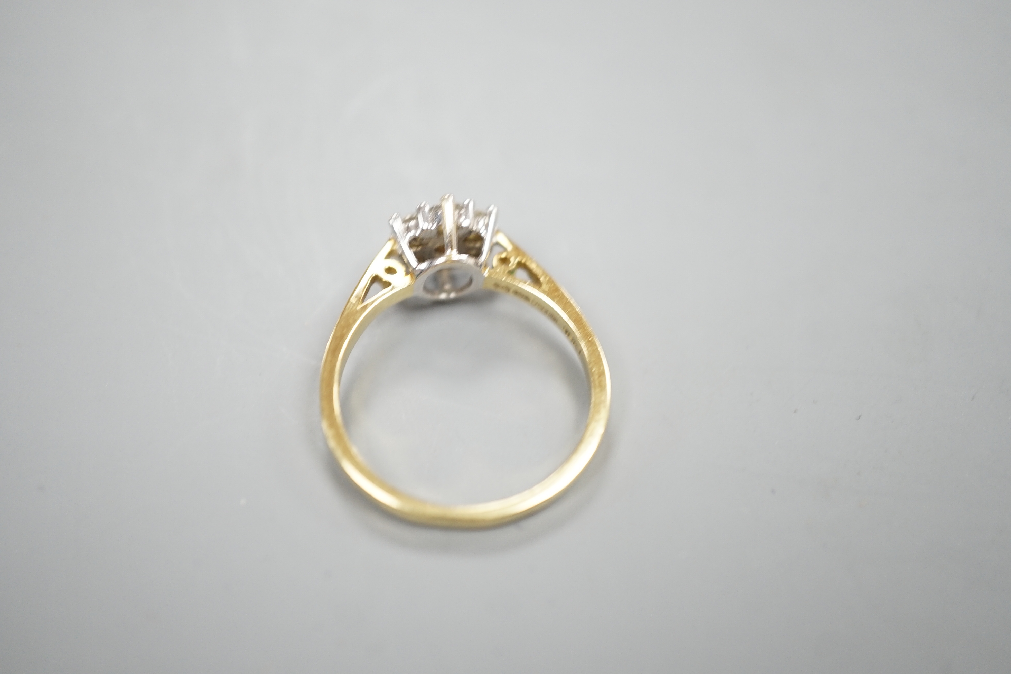 A modern 18ct gold and seven stone diamond set cluster ring, size O, gross 3.4 grams.
